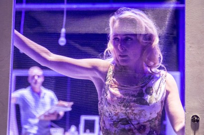 Gillian Anderson in <i></noscript>A Streetcar Named Desire</i>“><figcaption><span class=