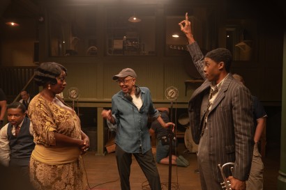 Viola Davis, George C. Wolfe, and Chadwick Boseman on the set of <i></noscript>Ma Rainey&#39;s Black Bottom</i>“><figcaption> <span class=
